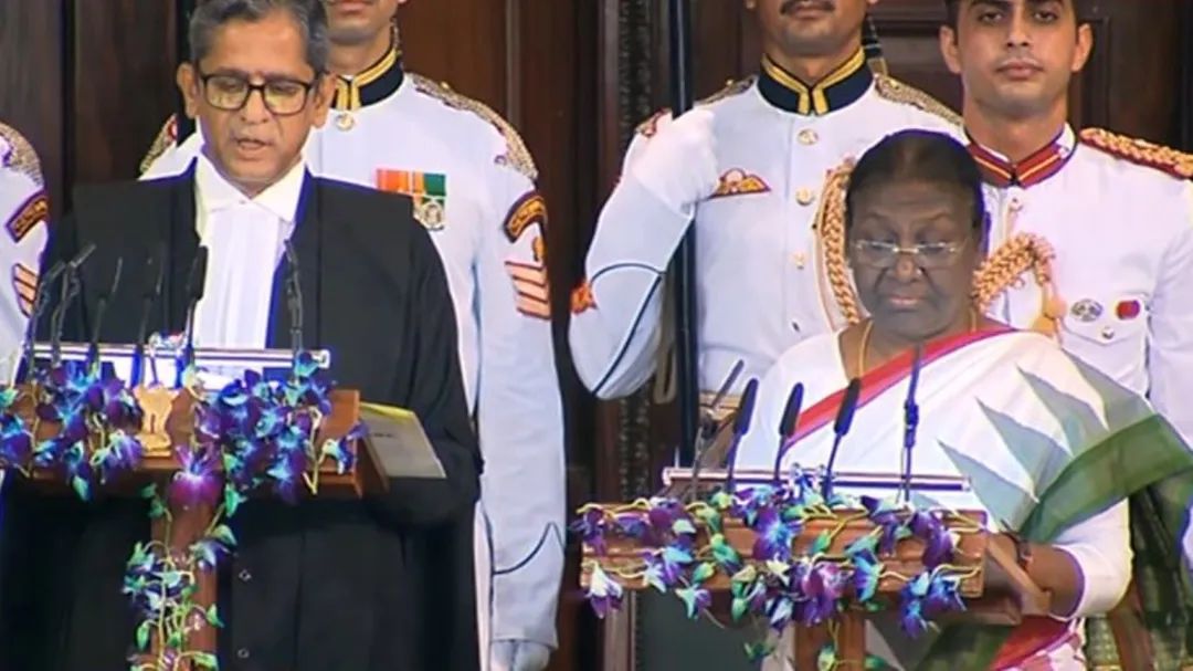 2022年7月25日，印度新当选总统德劳帕迪·穆尔穆在议会大厦宣誓就职。