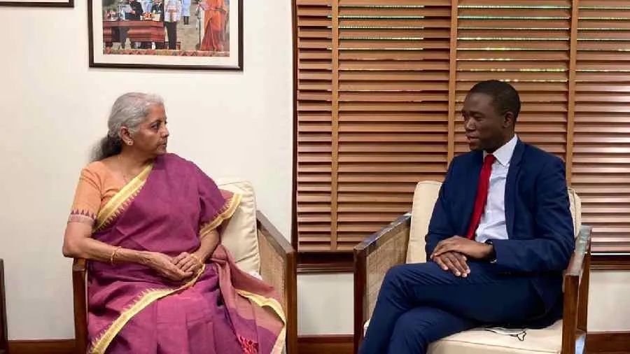 2022年8月，美国财政部副部长阿德耶莫访问印度，与印度财政部长西塔拉曼会面。
