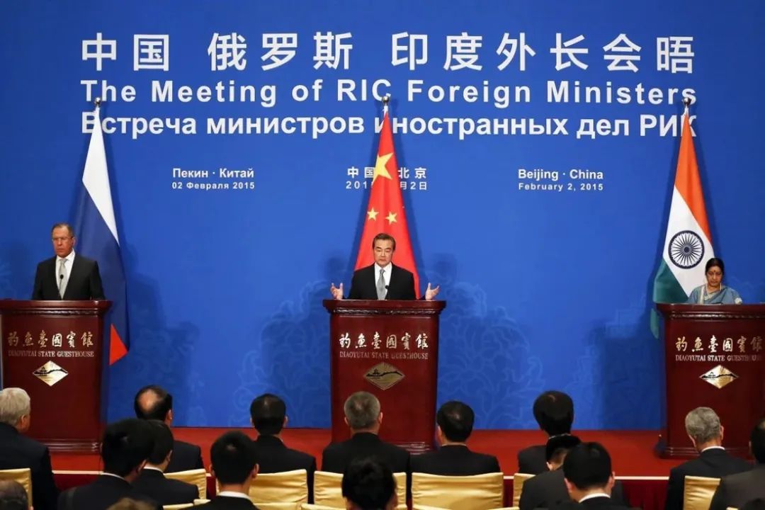 2015年2月2日，中国外长王毅、俄罗斯外长谢尔盖·拉夫罗夫和时任印度外长斯瓦拉杰在北京钓鱼台举行会晤。