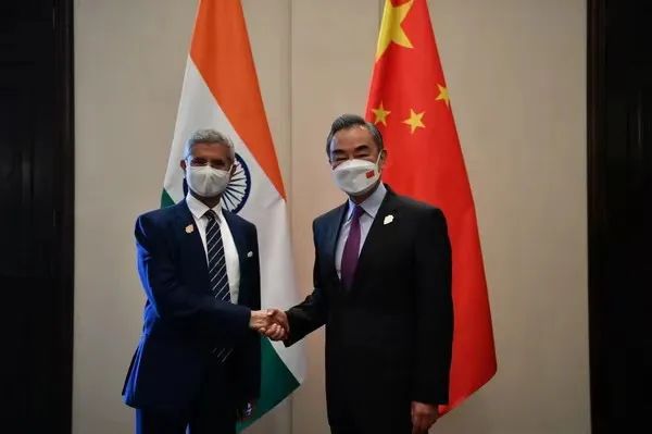 2022年7月7日，印度外长苏杰生在巴厘岛出席二十国集团外长会期间会见中国外长王毅。