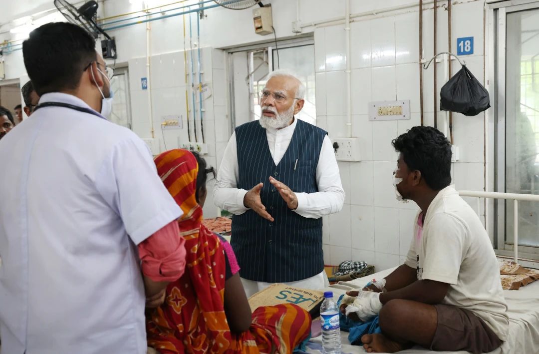 6月3日，印度总理莫迪慰问奥里萨邦火车事故伤者。