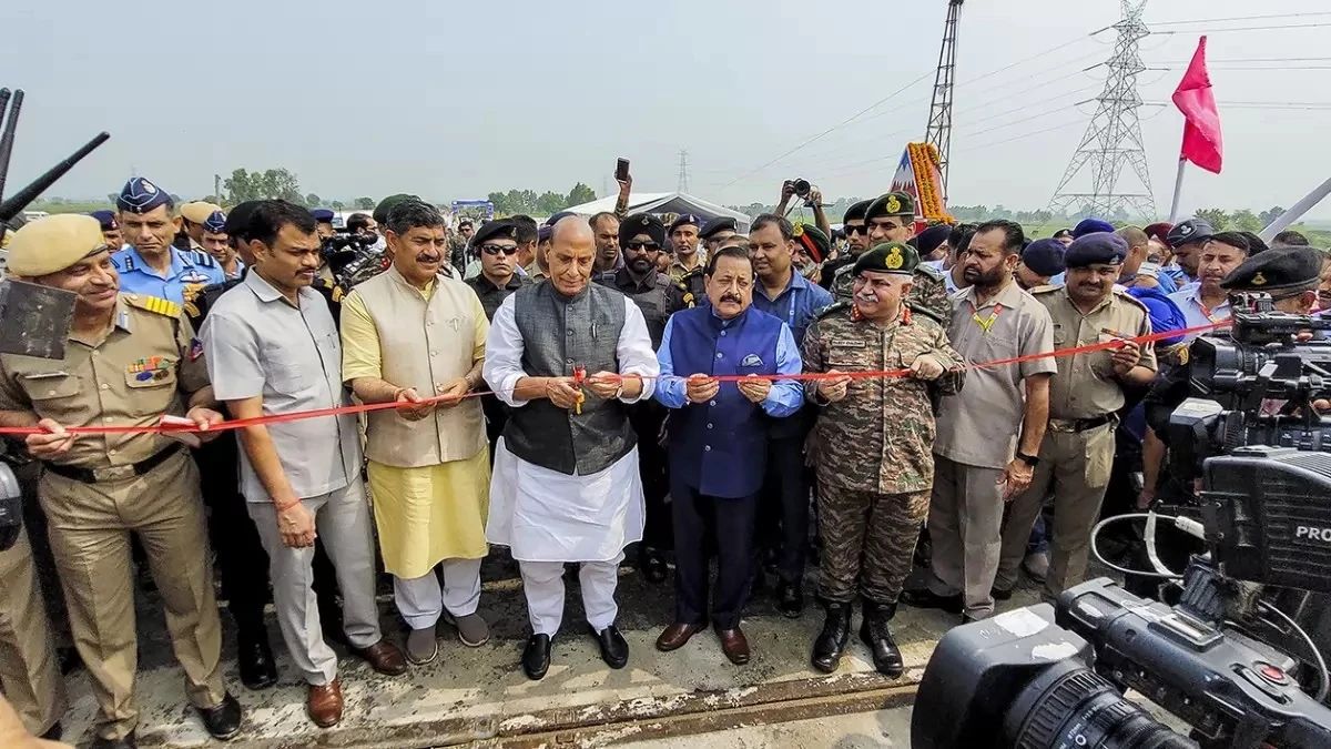 9月12日，印度防长辛格为90个边境基建项目揭幕。