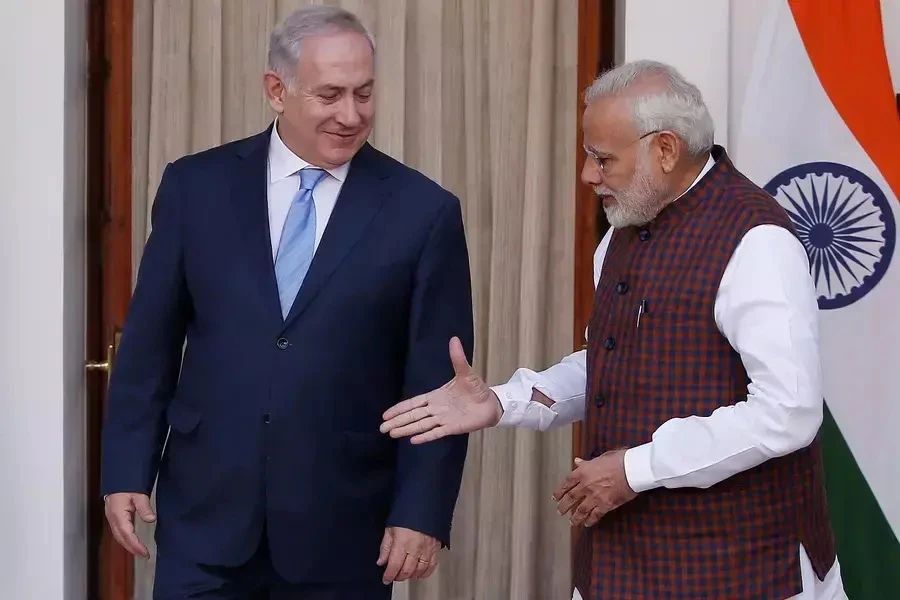 印度总理莫迪在新德里举行的一次会议上与以色列总理内塔尼亚胡握手。